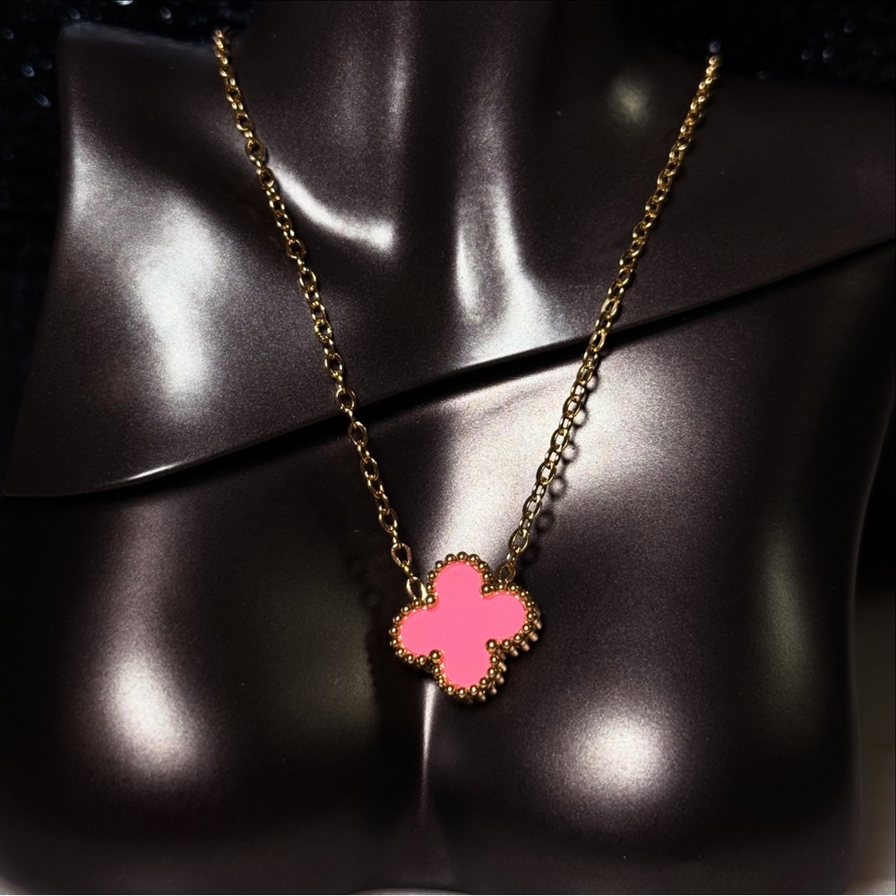 Chic Gold Necklace with Pink Clover Pendant